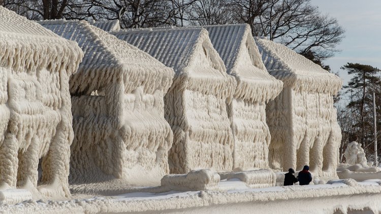 Amazing photos show homes in Fort Erie, Ontario, near Buffalo, frozen over following winter storm